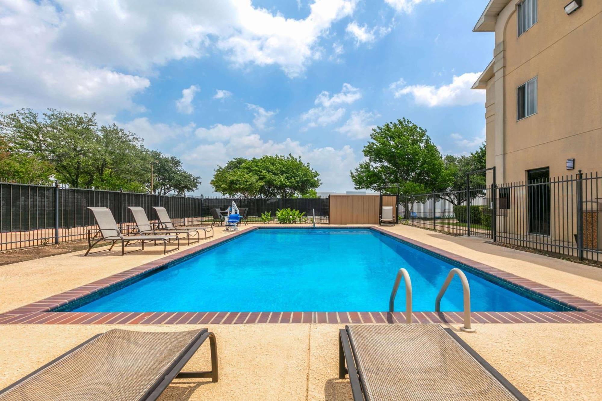 Super 8 By Wyndham Grapevine/Dfw Airport Northwest Hotel Exterior foto